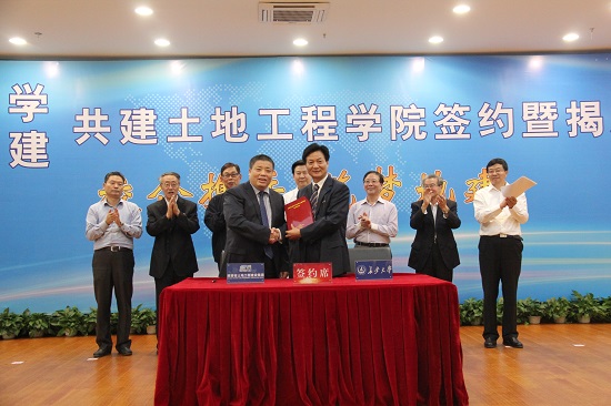 2015年，，，，，，与长安大学共建天下第一个皇家国际工程学院，，，，，，设立皇家国际工程学科硕士点、博士点。。。.jpg